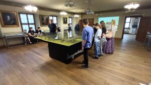 Read more about the article Śladami historii Wschowy – wizyta młodzieży w Muzeum Ziemi Wschowskiej